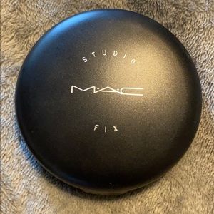 MAC Studio Fix Powder Foundation - Color NC43